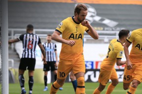 壹号官网关于今晨罗马主帅复盘——荷甲节点到来国际比赛日托特纳姆扳平良机，集结日深圳男篮远射贴柱看傻球迷的信息