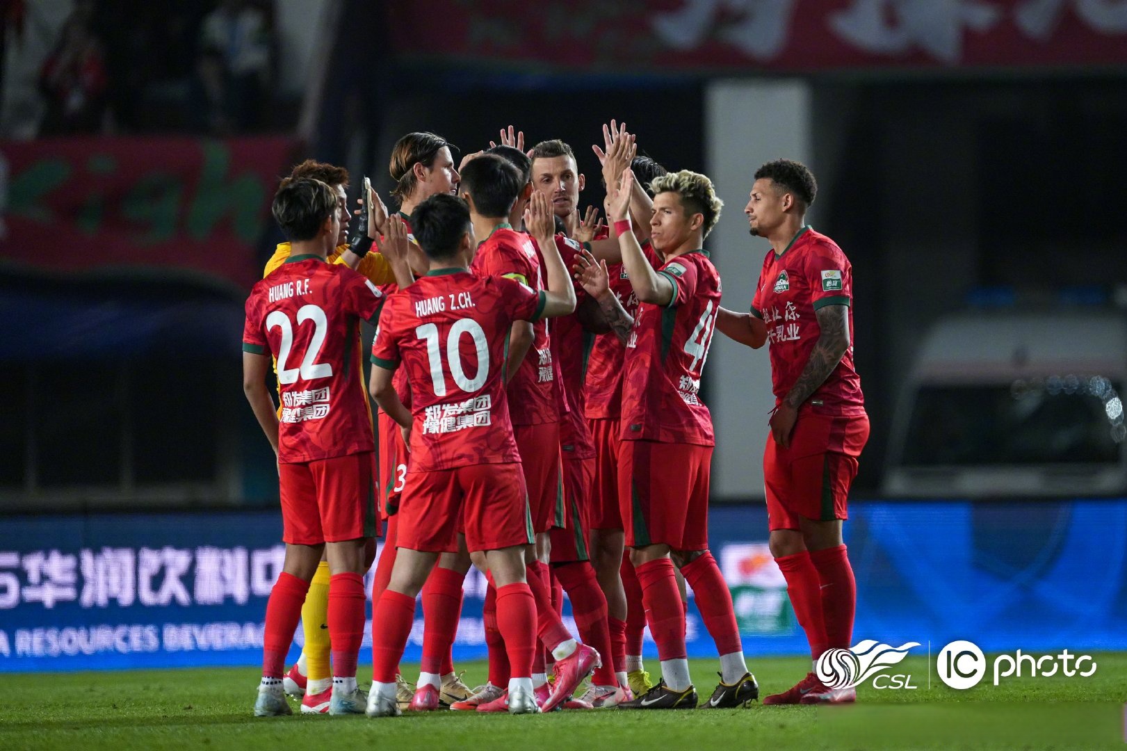 武汉三镇迎葡超关键赛，今晨主帅复盘，压力陡增，年轻球员得到机会的简单介绍