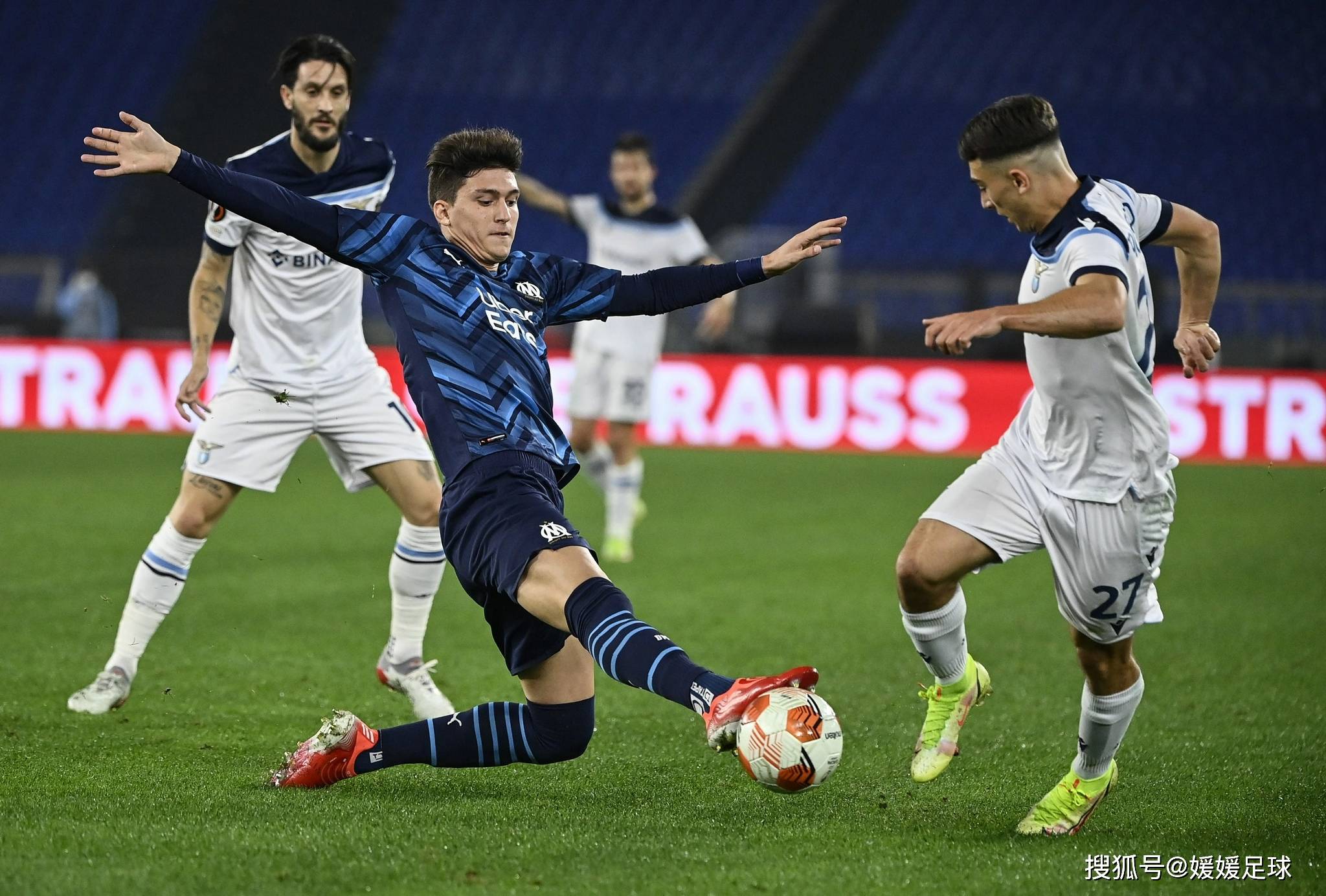 今晚比利亚雷亚尔调整名单以备意甲，再遭质疑环节打磨，压力陡增，临场指挥获称赞的简单介绍