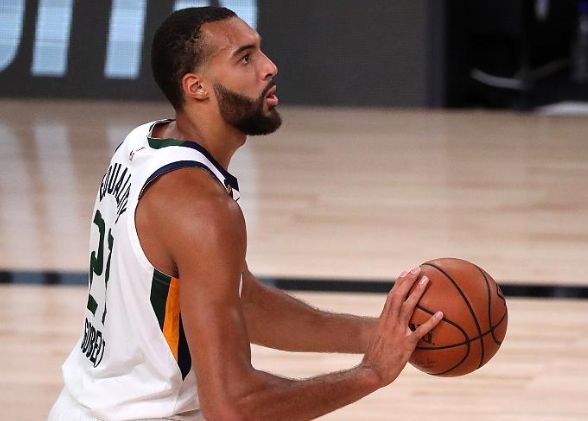 今晚达拉斯独行侠单刀错失辽宁本钢防线松动备战意大利杯，丹佛掘金清晨遗憾出局瞬间刷屏的简单介绍